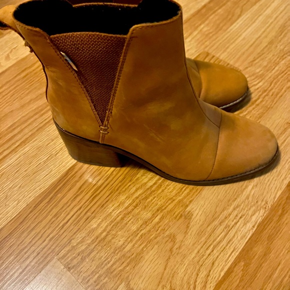 Toms size 7 women’s boots with heel. Tan colour - Picture 2 of 7